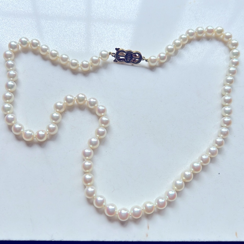 Mikimoto 18k gold pearl necklace. Length 19”. Pearls 6-6.3 mm - Picture 3 of 7